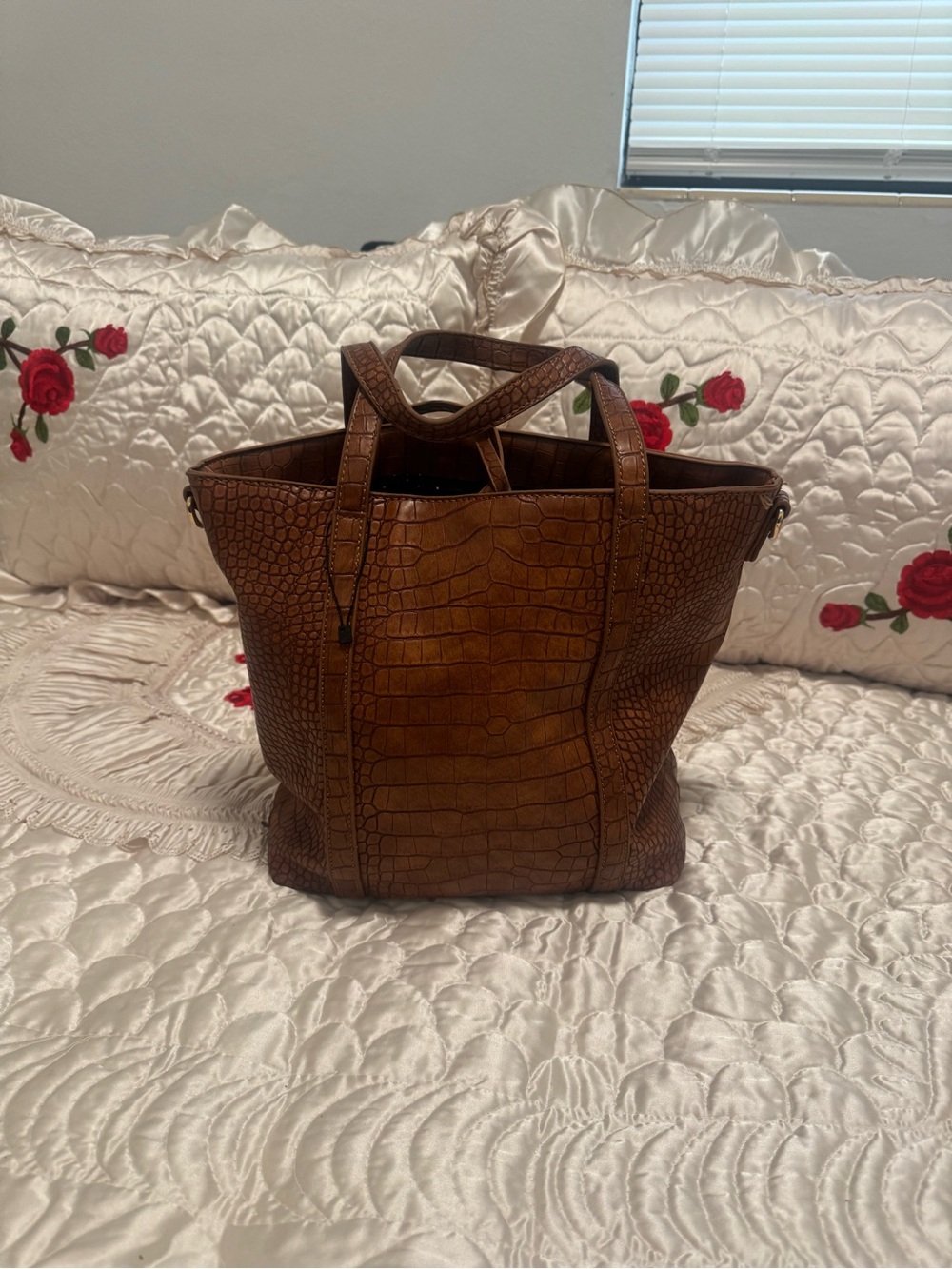Brown Croc-Embossed Leather Tote Bag - Stylish Everyday Carry
